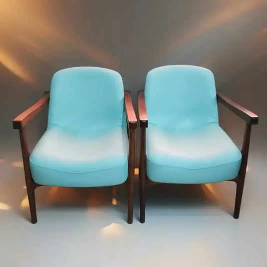 Poltrona Adana em couro natural legítimo com base de madeira maciça de jequitibá, design contemporâneo e elegante.