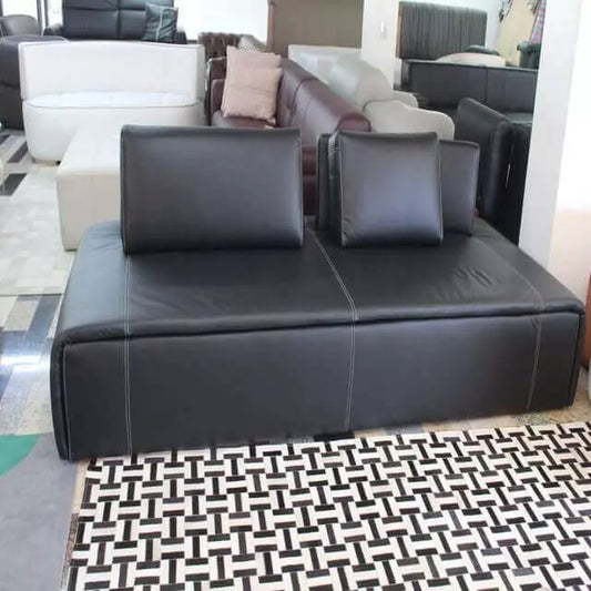 Sofá Xangai em couro natural em sala de estar moderna