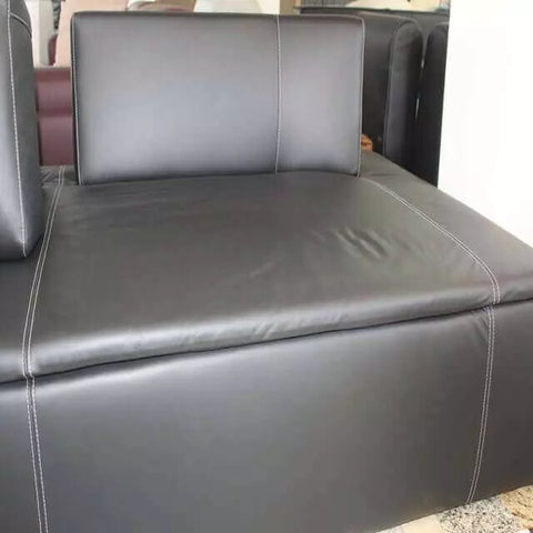 Sofá Xangai em couro natural em sala de estar moderna