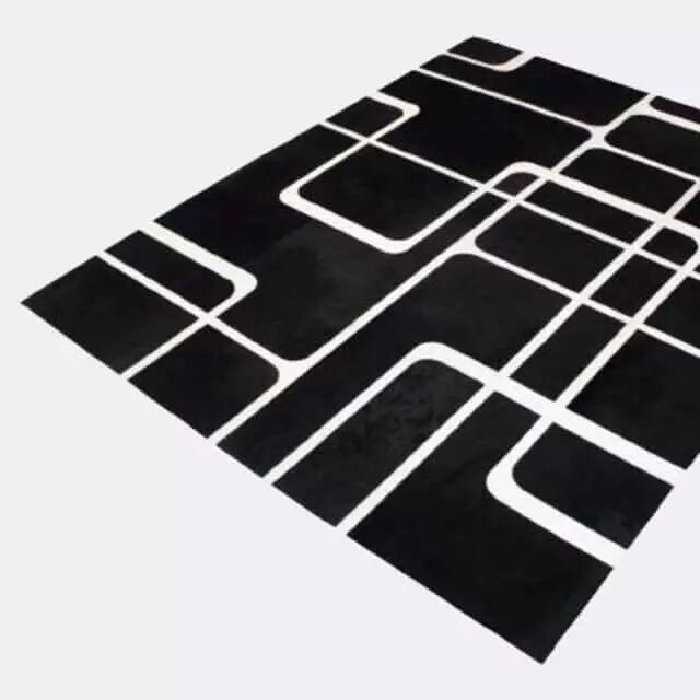 Detalhe do acabamento artesanal do tapete de couro legítimo