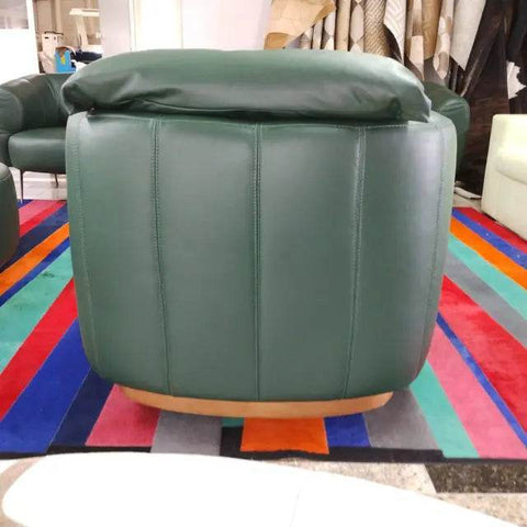 Detalhe da base em madeira da poltrona chaise Zurique


