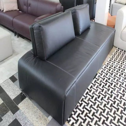 Detalhe do acabamento em couro legítimo do Sofá Xangai