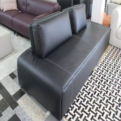 Detalhe do acabamento em couro legítimo do Sofá Xangai