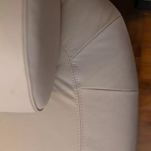 Detalhe do couro legítimo no encosto do sofá
