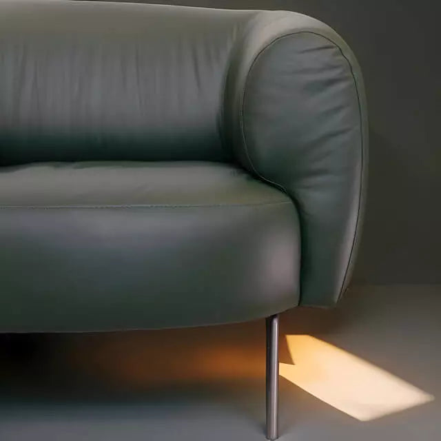 Sofá elegante Mazara de couro legítimo com pés metálicos
