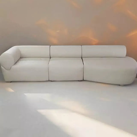 Sofá Ruwais em couro natural em sala de estar sofisticada 