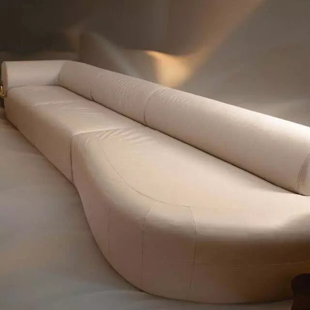 ofá Ruwais compondo ambiente elegante com mesa de centro