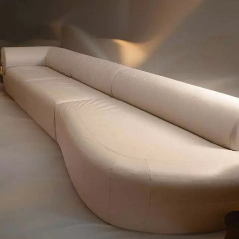 ofá Ruwais compondo ambiente elegante com mesa de centro