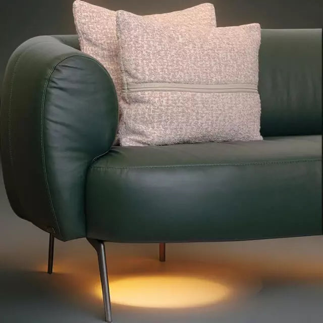 Sofá de luxo com estrutura curvada e almofadas decorativas claras