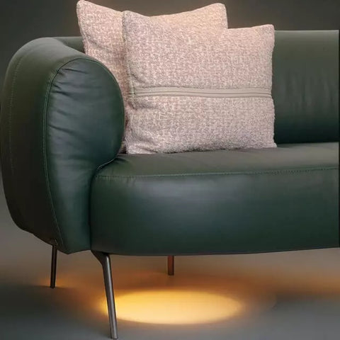 Sofá de luxo com estrutura curvada e almofadas decorativas claras