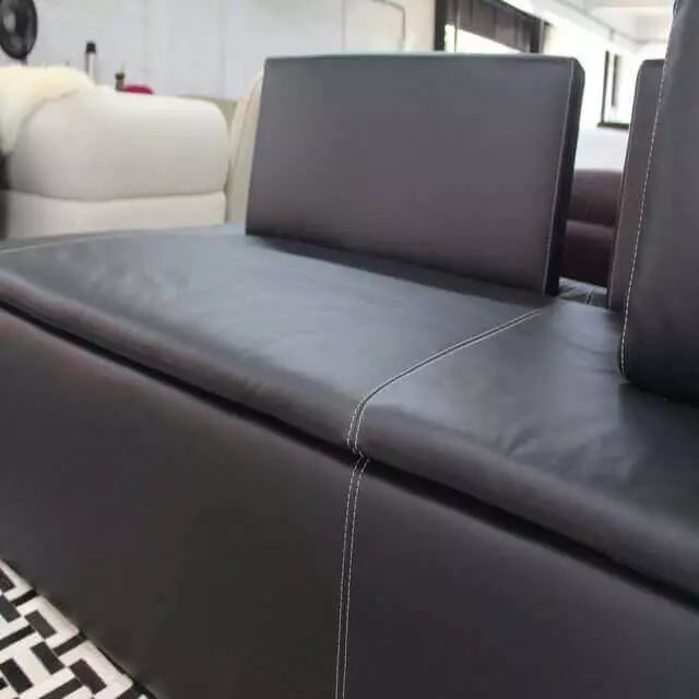 Sofá Xangai pronto para entrega em ambiente elegante