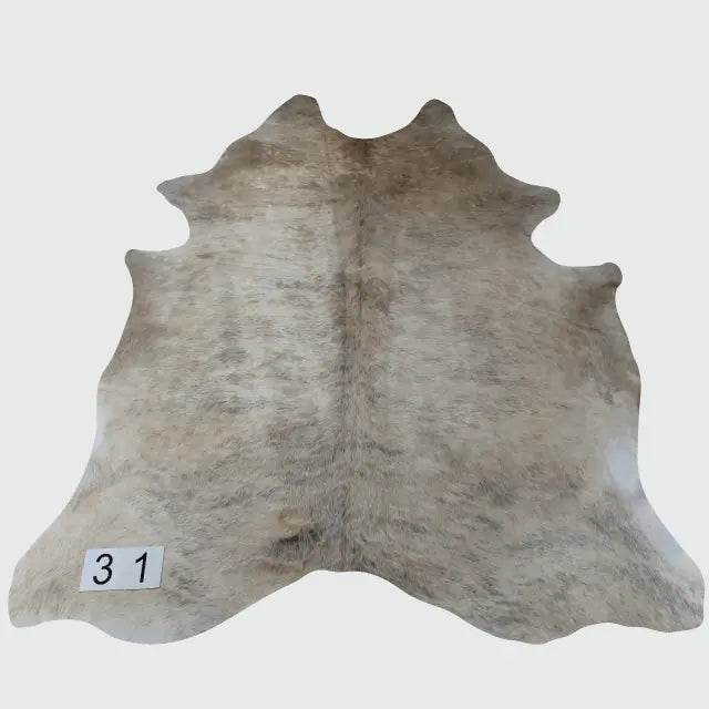 Tapete de couro natural 2,26 x 1,99m em sala moderna