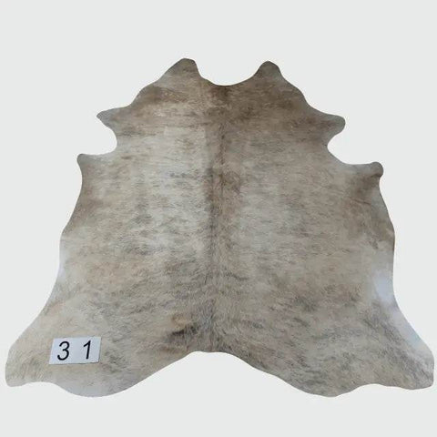 Tapete de couro natural 2,26 x 1,99m em sala moderna