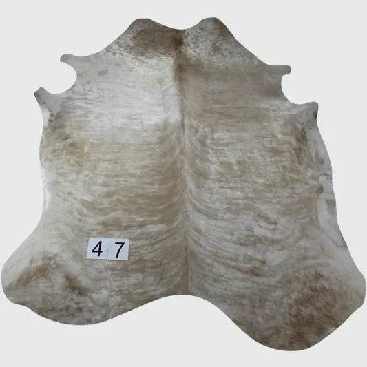 Tapete de pele de couro de boi natural em sala decorada