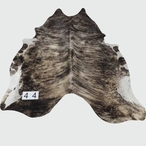 Tapete de pele de boi com bordas artesanais