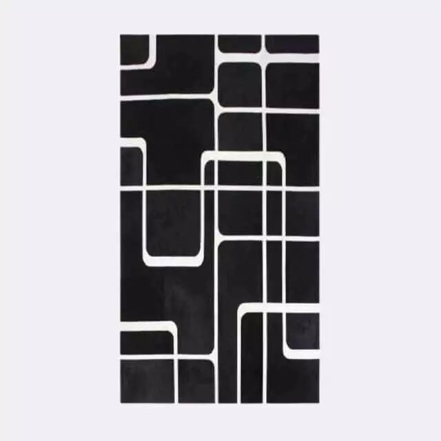 Detalhe do acabamento artesanal do tapete de couro LM