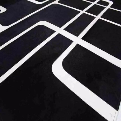 Tapete retangular de couro legítimo sobre piso claro